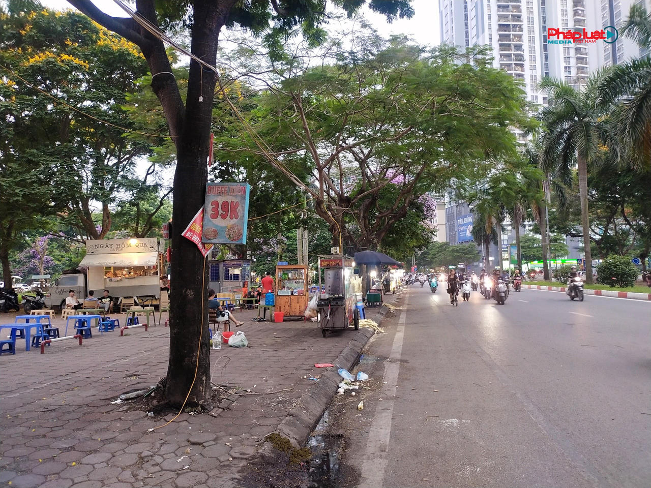 Hà Nội: Vỉa hè, lòng đường bị “bóp nghẹt” tại phường Văn Quán