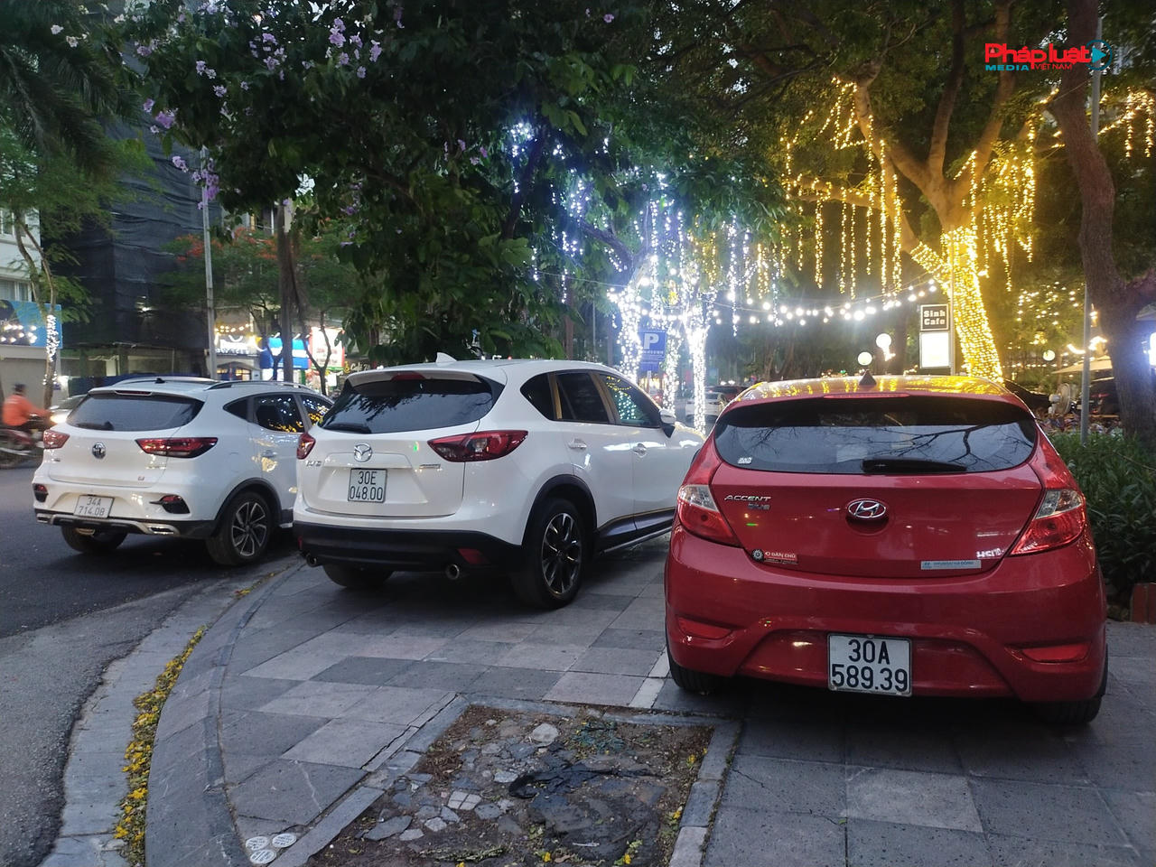 Hà Nội: Vỉa hè, lòng đường bị “bóp nghẹt” tại phường Văn Quán