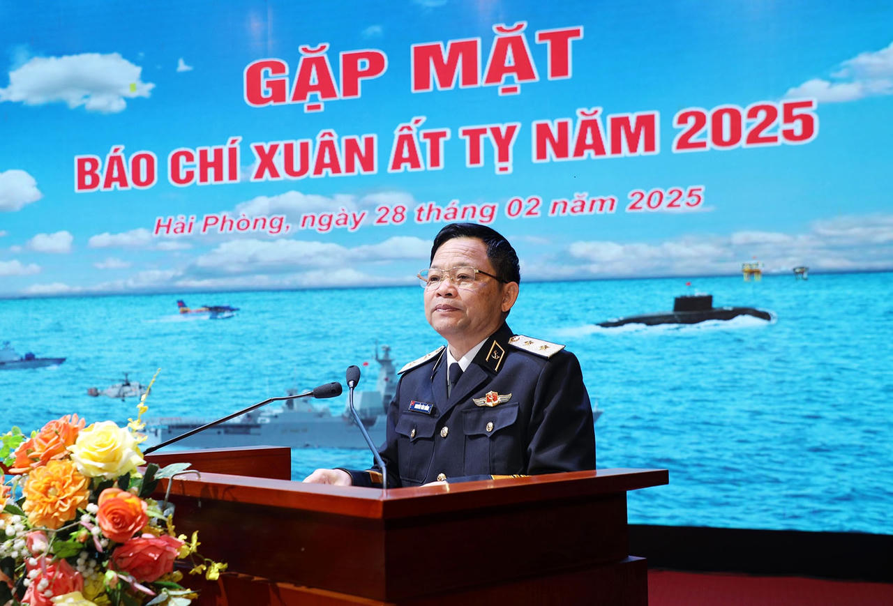 Phóng viên báo Pháp luật Việt Nam nhận bằng khen của Quân chủng Hải quân