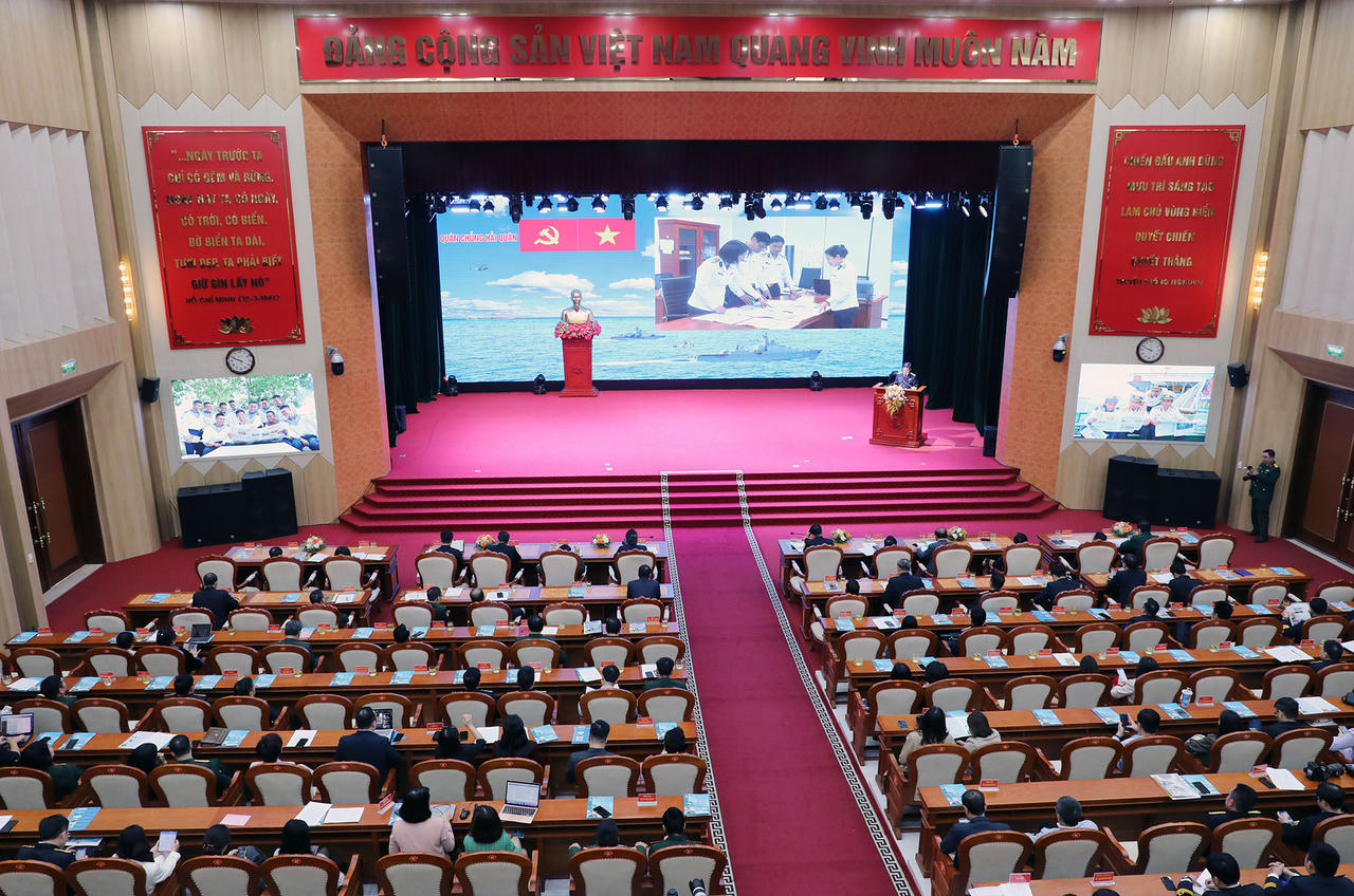 Phóng viên báo Pháp luật Việt Nam nhận bằng khen của Quân chủng Hải quân