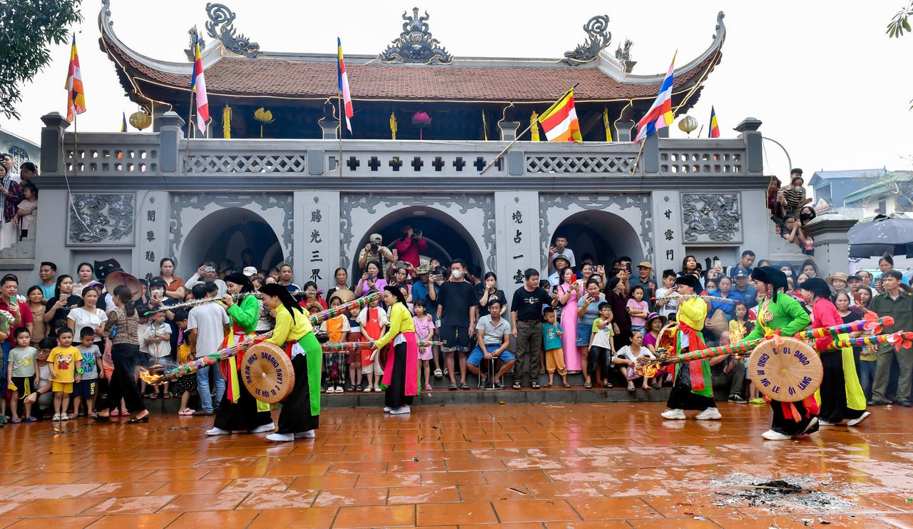 Gìn giữ nghề làm nón truyền thống qua hội làng Chuông