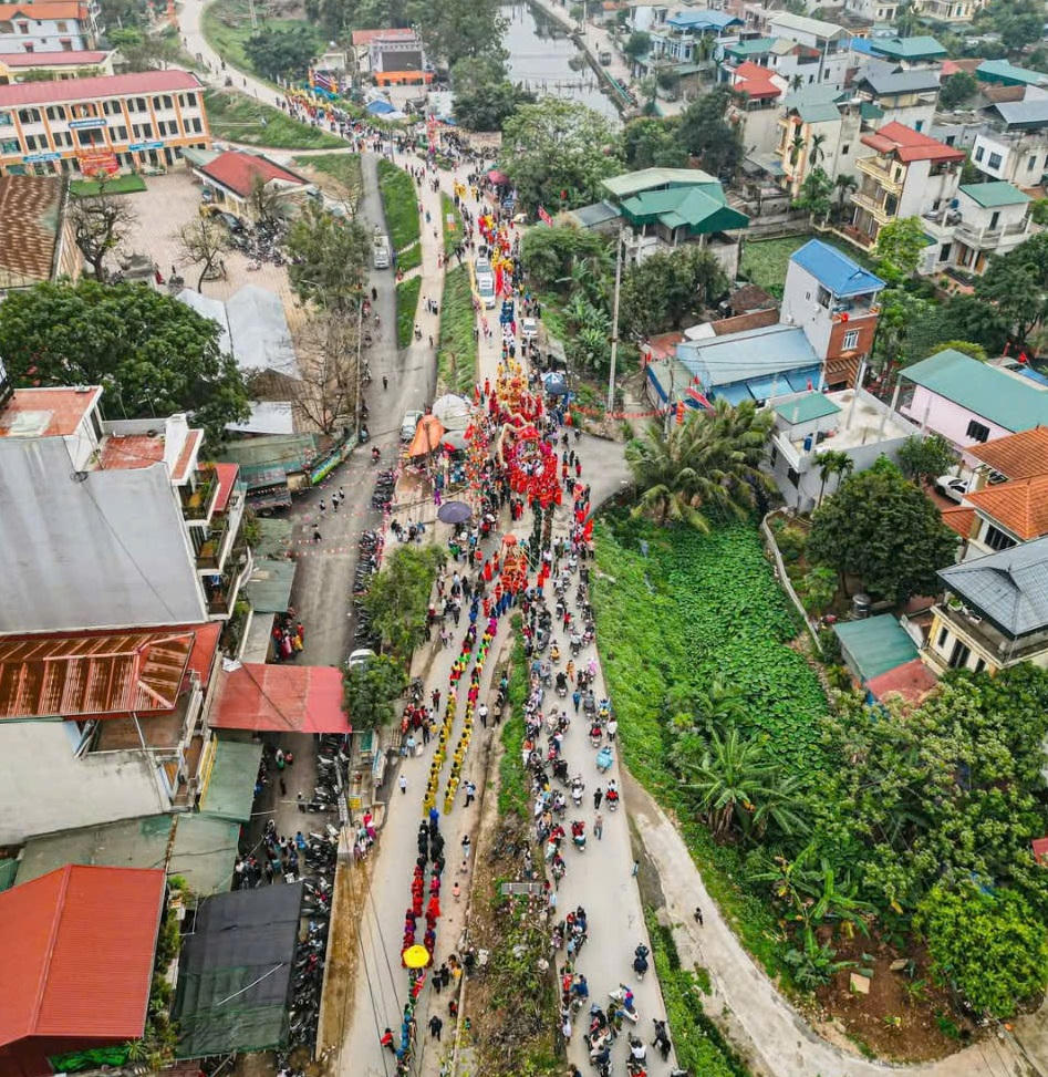 Gìn giữ nghề làm nón truyền thống qua hội làng Chuông