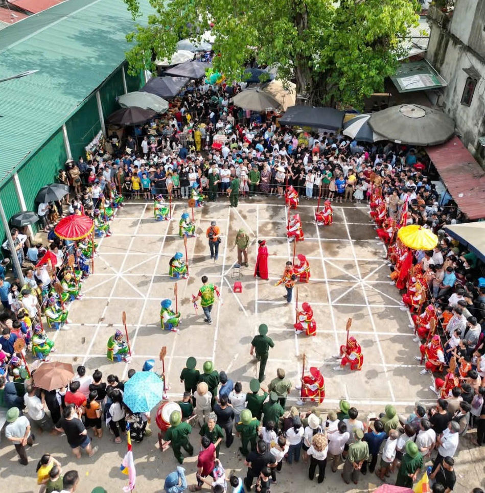 Gìn giữ nghề làm nón truyền thống qua hội làng Chuông