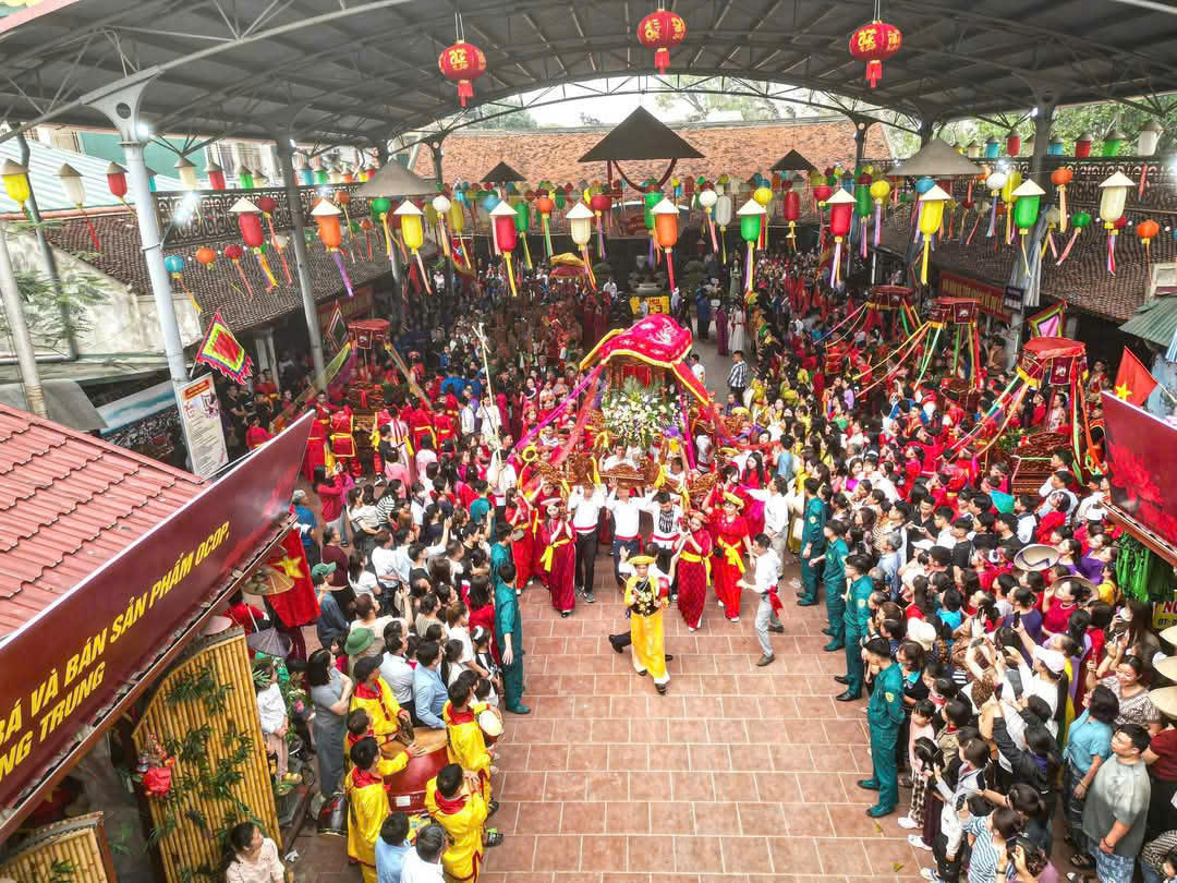 Gìn giữ nghề làm nón truyền thống qua hội làng Chuông