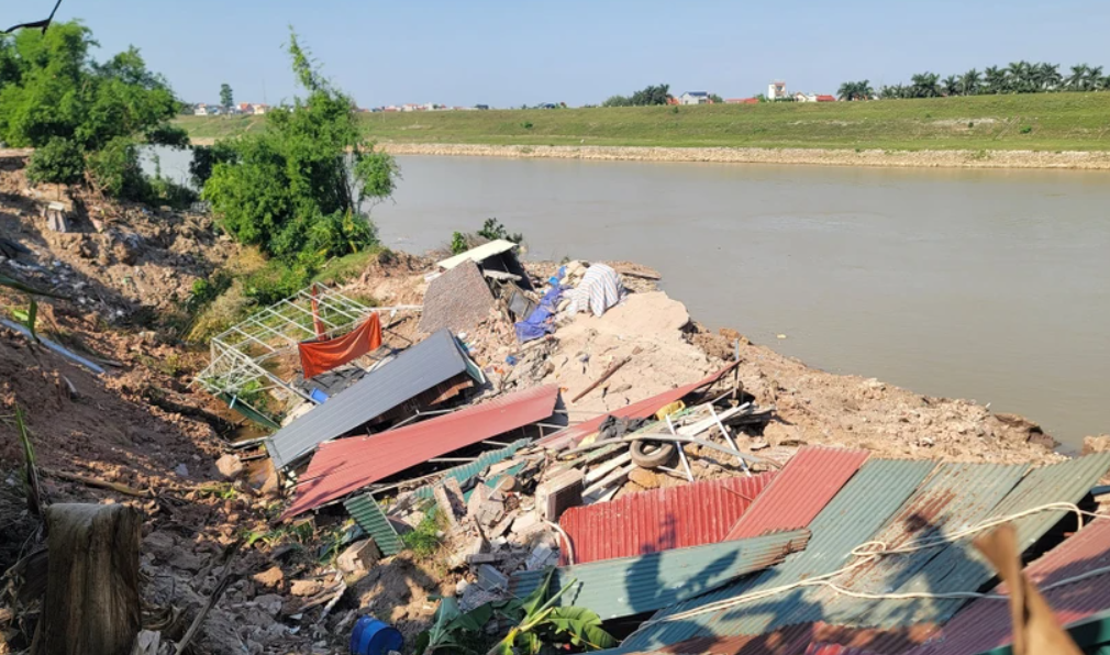 Hà Nội công bố tình huống khẩn cấp sạt lở bờ sông Đuống tại quận Long Biên