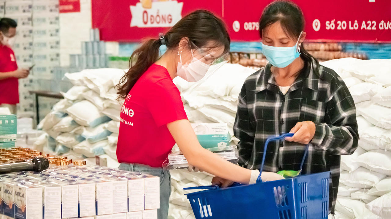 Hà Nội: “Siêu thị 0 đồng - Share Mart” ấm tình người trong dịch Covid-19