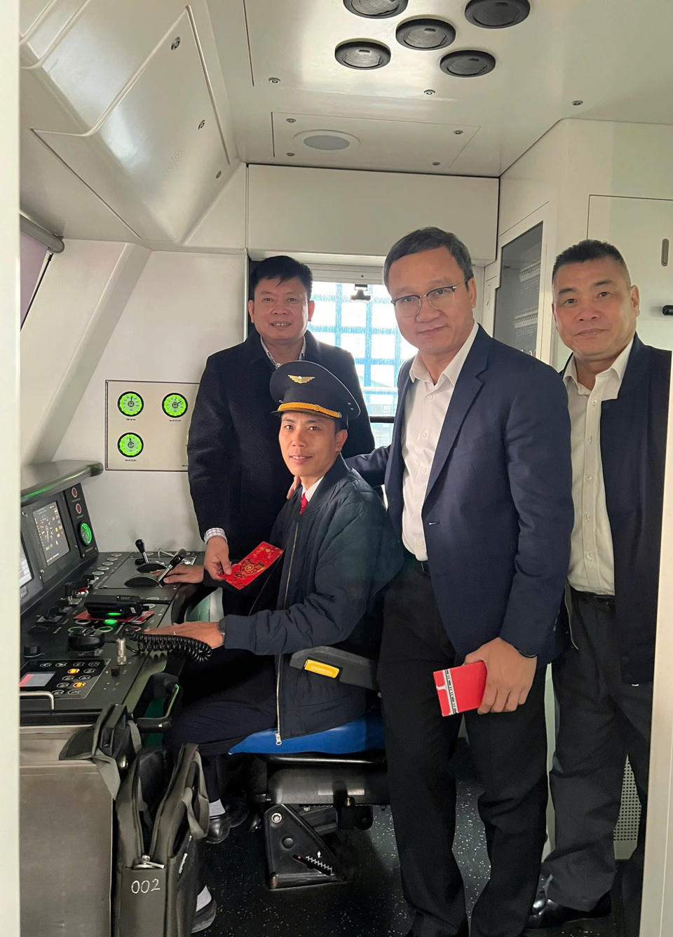 Hà Nội thăm tặng quà kíp trực đường sắt đô thị trong ngày cuối cùng của năm Giáp Thìn