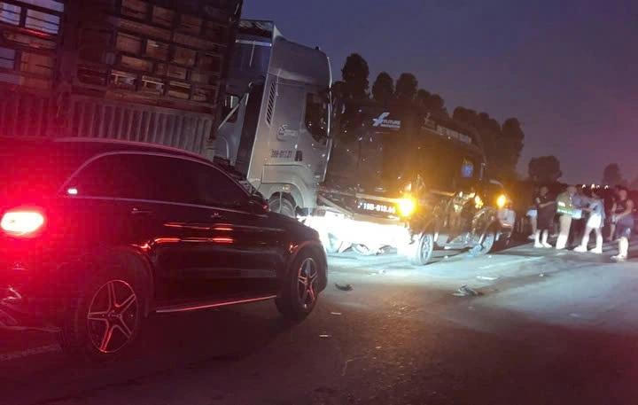 Tai nạn liên hoàn trên cao tốc Nội Bài - Lào Cai, giao thông ùn tắc 