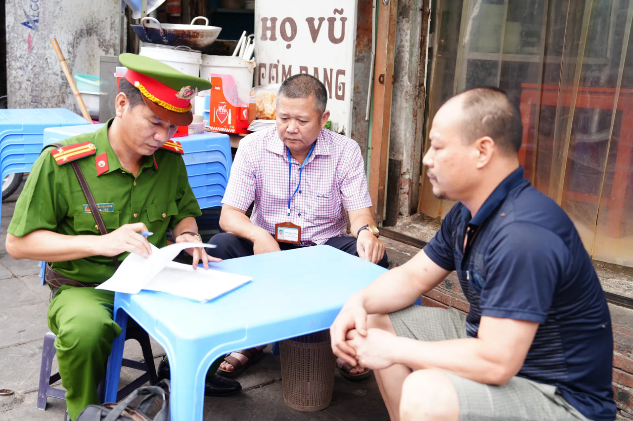 Hà Nội: Kiểm tra, xử lý nhiều trường hợp vi phạm trật tự giao thông, đô thị