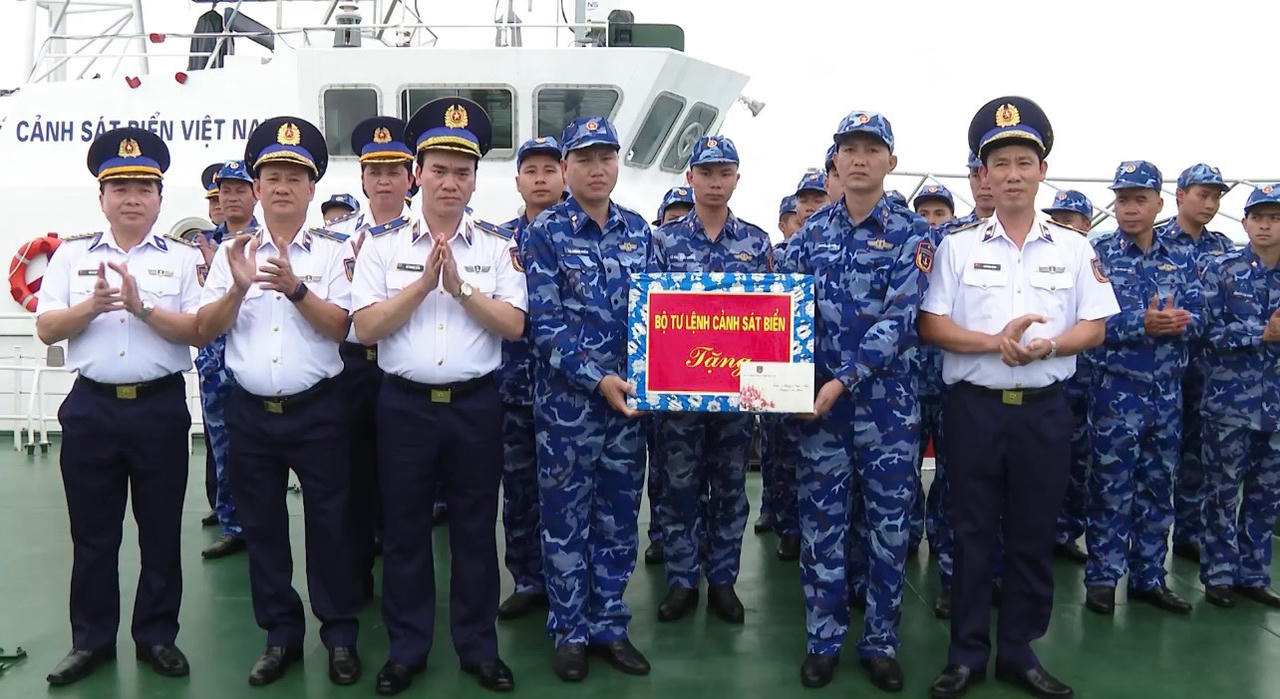Bộ Tư lệnh Cảnh sát biển thăm, chúc Tết cán bộ chiến sĩ làm nhiệm vụ trực Tết