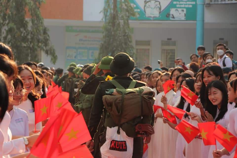 Thanh niên từ miền núi phía Bắc đến vùng biển phía Nam nô nức nhập ngũ