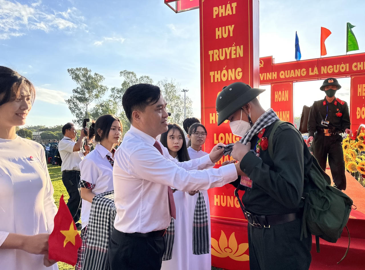 Hơn 3.000 thanh niên Đồng Nai lên đường thực hiện nghĩa vụ quân sự và công an
