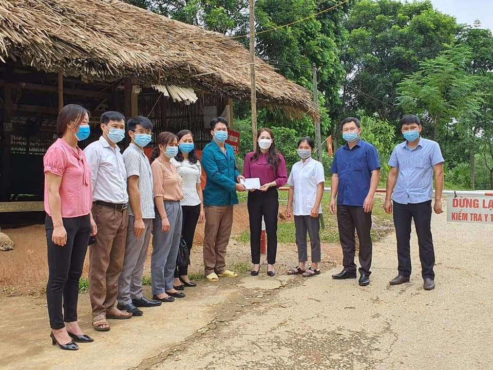 Yên Bái: Lãnh đạo huyện Lục Yên thăm, tặng quà chốt kiểm soát Covid-19 xã Minh Chuẩn