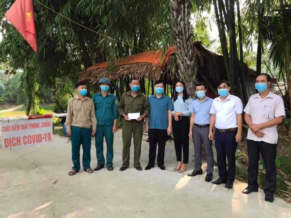 Yên Bái: Lãnh đạo huyện Lục Yên thăm, tặng quà chốt kiểm soát Covid-19 xã Minh Chuẩn