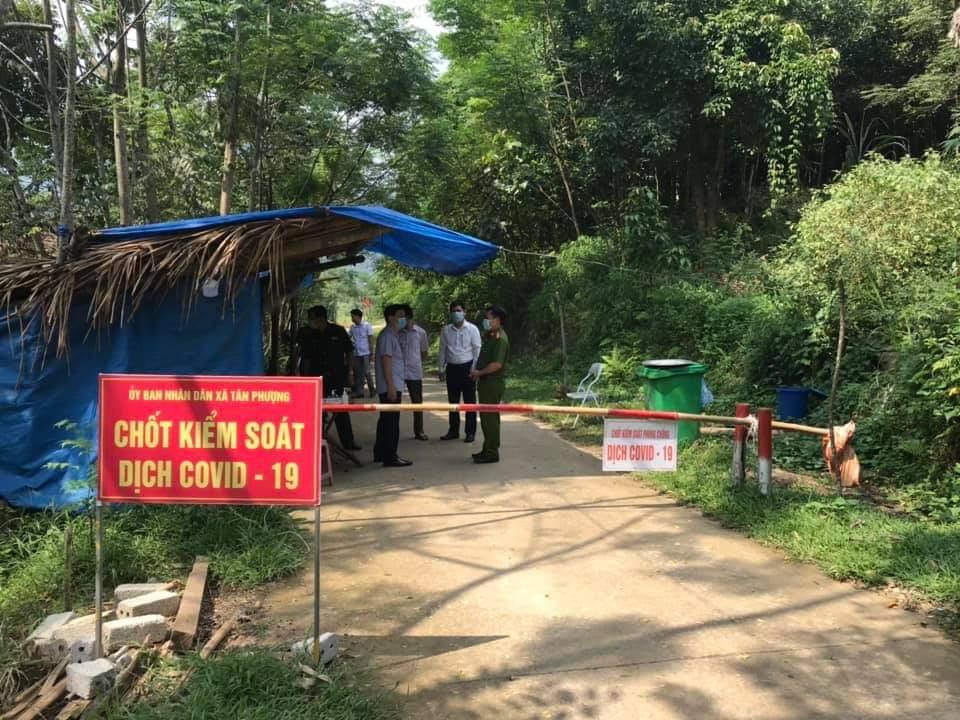 Yên Bái: Lãnh đạo huyện Lục Yên thăm, tặng quà chốt kiểm soát Covid-19 xã Minh Chuẩn