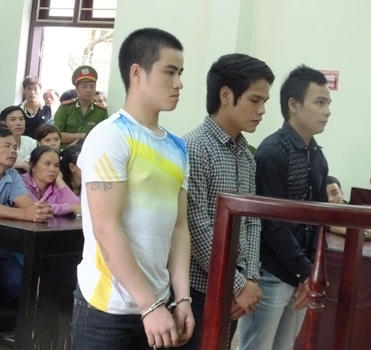 Lĩnh 45 năm tù vì hiếp dâm tập thể bé gái lớp 9