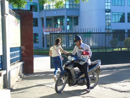 Phụ huynh phơi mình trong nắng nóng cực điểm chờ con thi