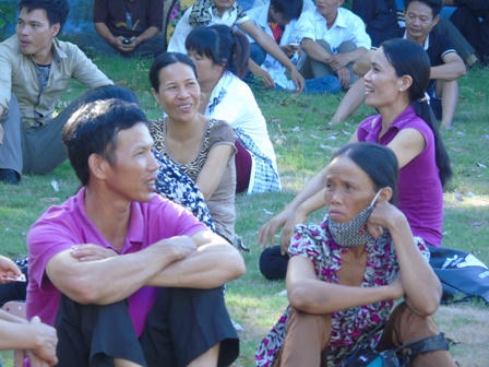 Phụ huynh phơi mình trong nắng nóng cực điểm chờ con thi