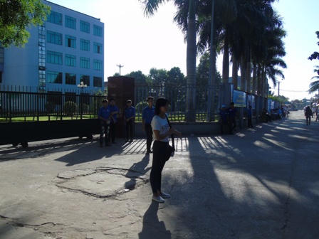 Phụ huynh phơi mình trong nắng nóng cực điểm chờ con thi