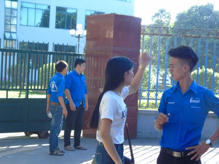 Phụ huynh phơi mình trong nắng nóng cực điểm chờ con thi