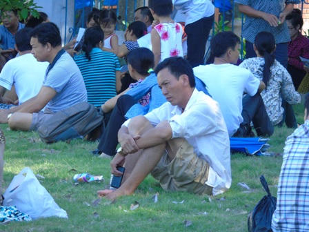 Phụ huynh phơi mình trong nắng nóng cực điểm chờ con thi