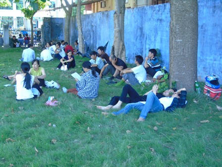 Phụ huynh phơi mình trong nắng nóng cực điểm chờ con thi