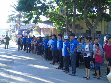 Phụ huynh phơi mình trong nắng nóng cực điểm chờ con thi