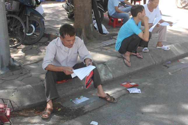 Phụ huynh phơi mình trong nắng nóng cực điểm chờ con thi