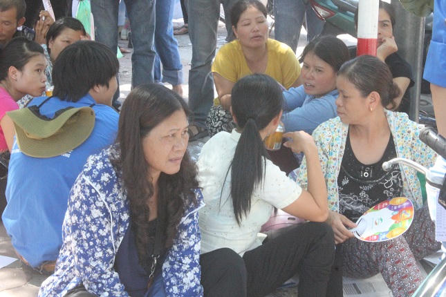 Phụ huynh phơi mình trong nắng nóng cực điểm chờ con thi