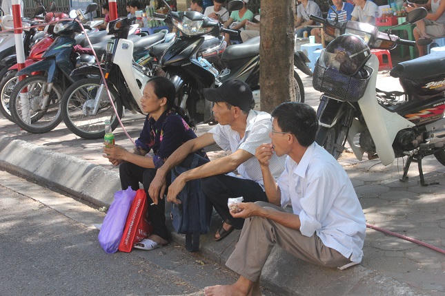 Phụ huynh phơi mình trong nắng nóng cực điểm chờ con thi