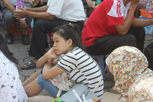 Phụ huynh phơi mình trong nắng nóng cực điểm chờ con thi