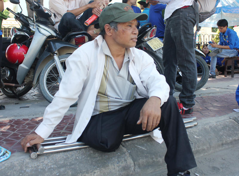 Phụ huynh phơi mình trong nắng nóng cực điểm chờ con thi