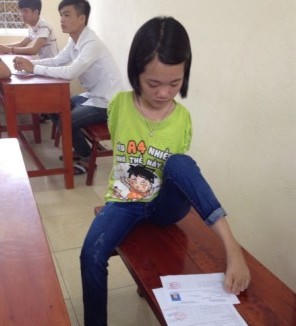 Nữ sinh làm bài thi bằng chân được đặc cách vào Đại học