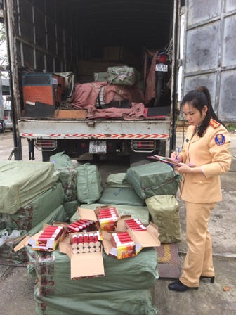 CSGT Thanh Hóa bắt giữ xe tải vận chuyển hơn 7000 quả pháo lậu