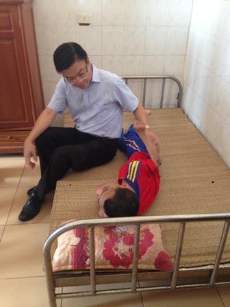 Bộ trưởng Lê Thành Long thăm và tặng quà tại Thanh Hóa