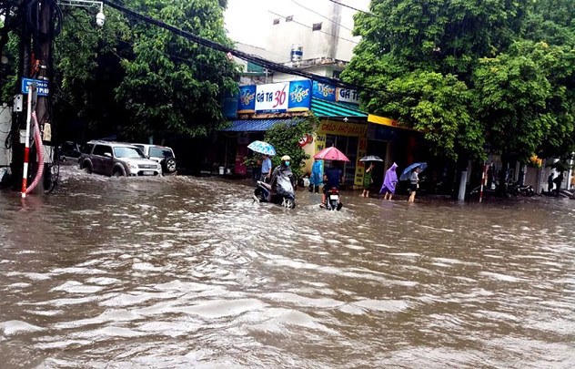 Đường thành phố Thanh Hóa ngập như sông sau trận mưa lớn