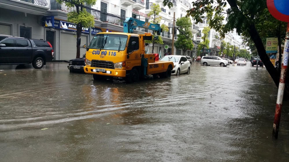 Đường thành phố Thanh Hóa ngập như sông sau trận mưa lớn