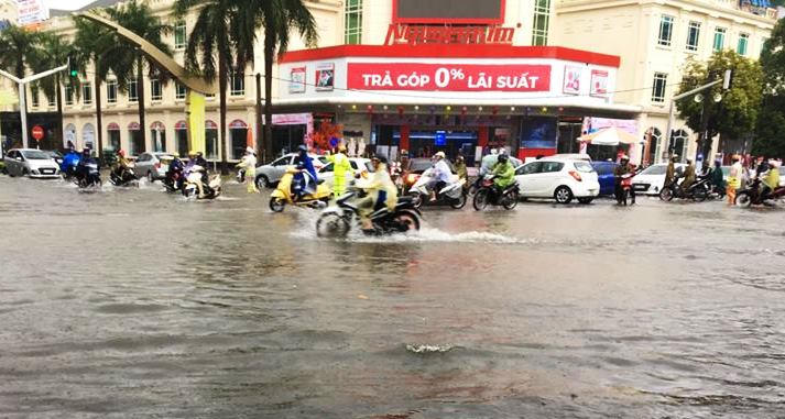 Đường thành phố Thanh Hóa ngập như sông sau trận mưa lớn