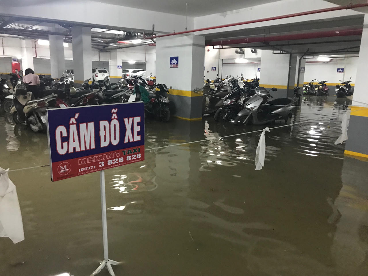 Đường thành phố Thanh Hóa ngập như sông sau trận mưa lớn