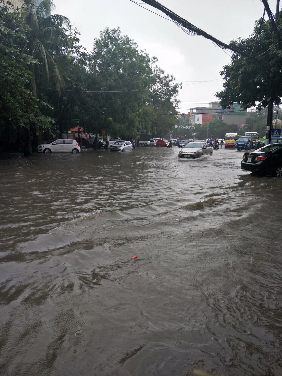 Đường thành phố Thanh Hóa ngập như sông sau trận mưa lớn