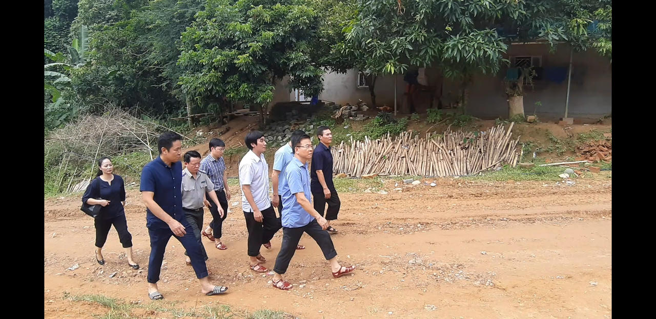 Bộ trưởng Lê Thành Long, thăm và tặng quà cho người dân vùng lũ Thanh Hoá