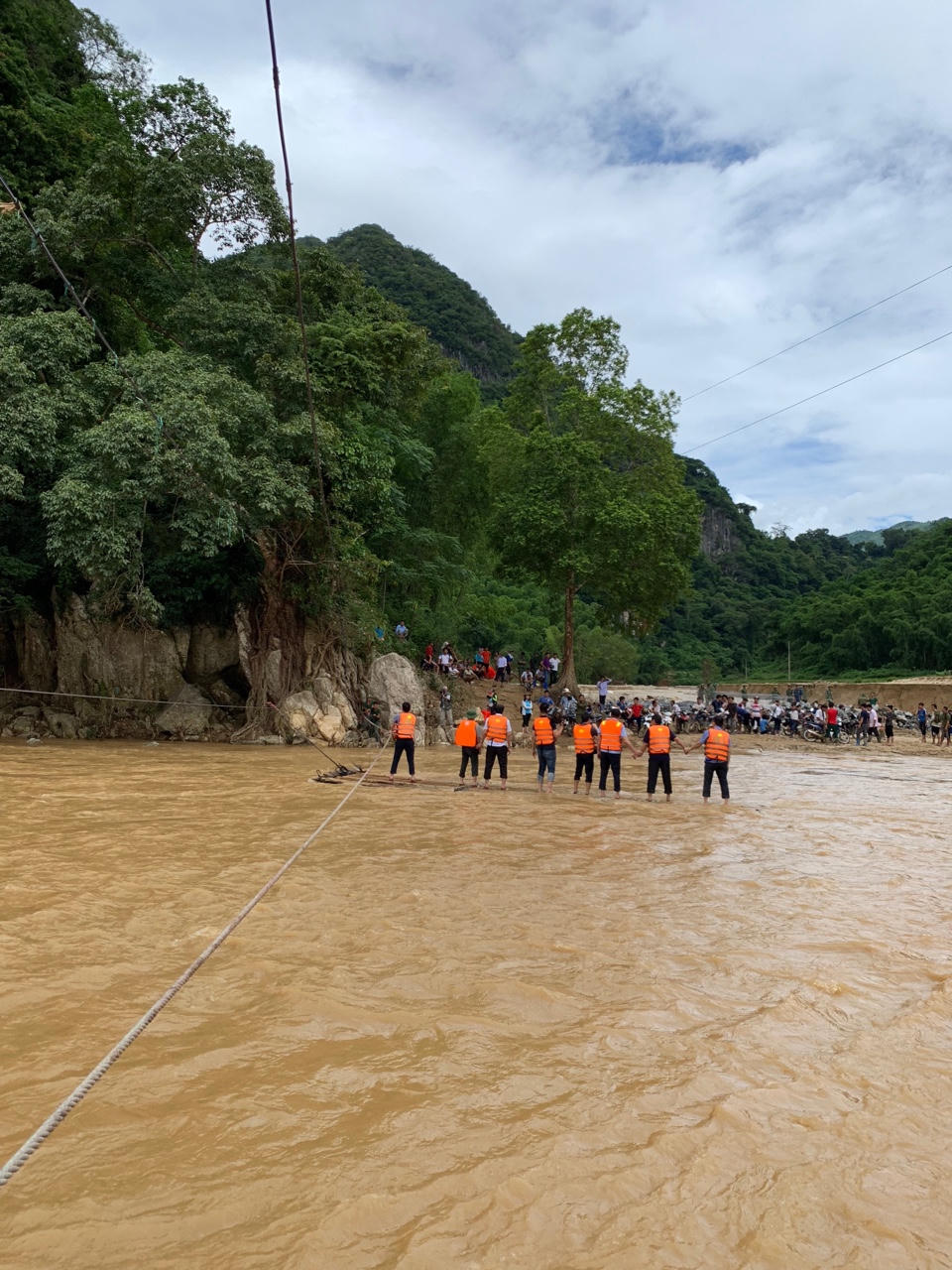 Bộ trưởng Lê Thành Long, thăm và tặng quà cho người dân vùng lũ Thanh Hoá