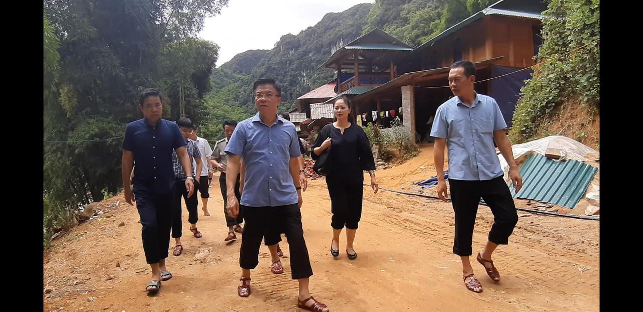 Bộ trưởng Lê Thành Long, thăm và tặng quà cho người dân vùng lũ Thanh Hoá