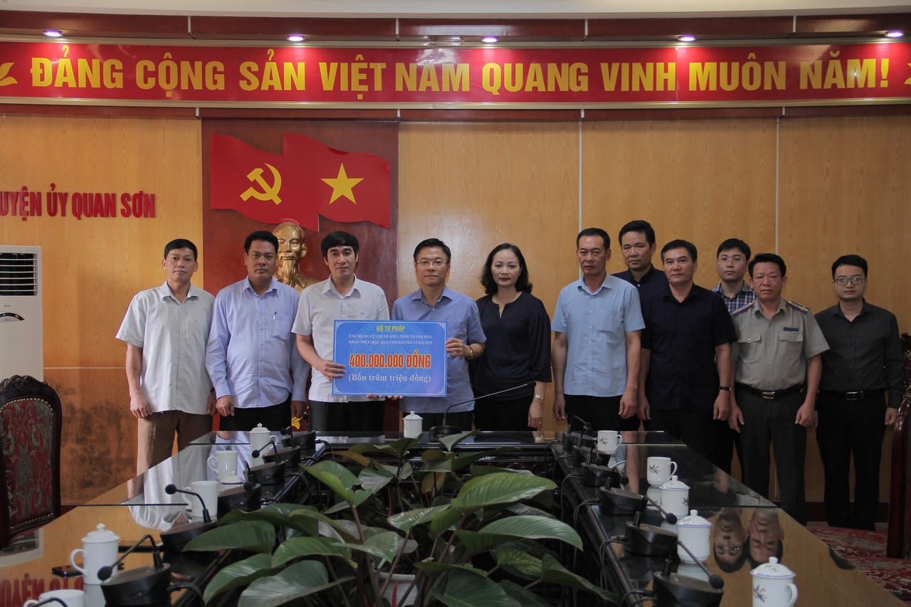 Bộ trưởng Lê Thành Long, thăm và tặng quà cho người dân vùng lũ Thanh Hoá