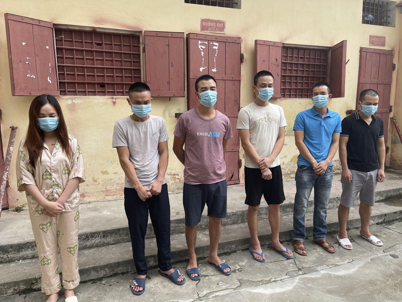 Liên tiếp bắt quả tang nhiều đối tượng tập trung "bay lắc" trong các quán karaoke