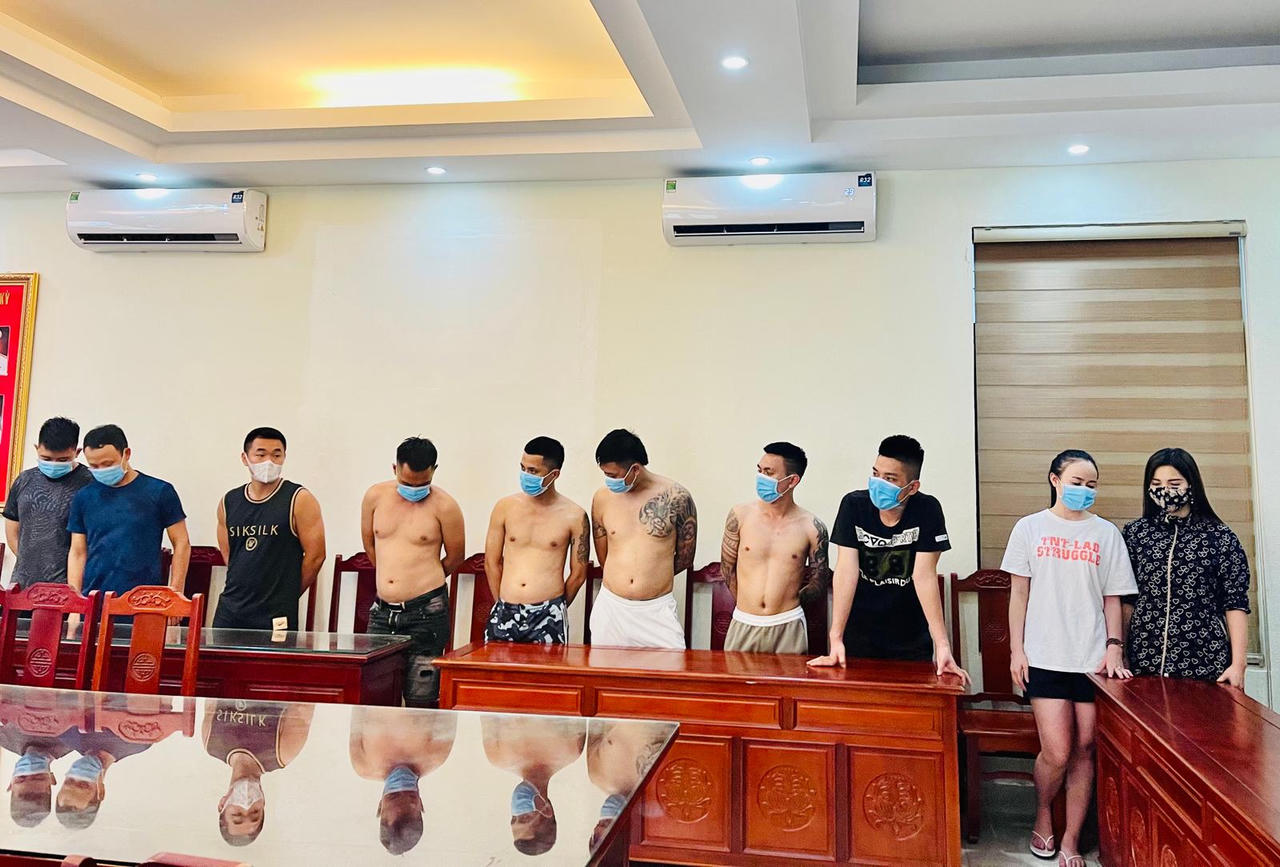 Liên tiếp bắt quả tang nhiều đối tượng tập trung "bay lắc" trong các quán karaoke