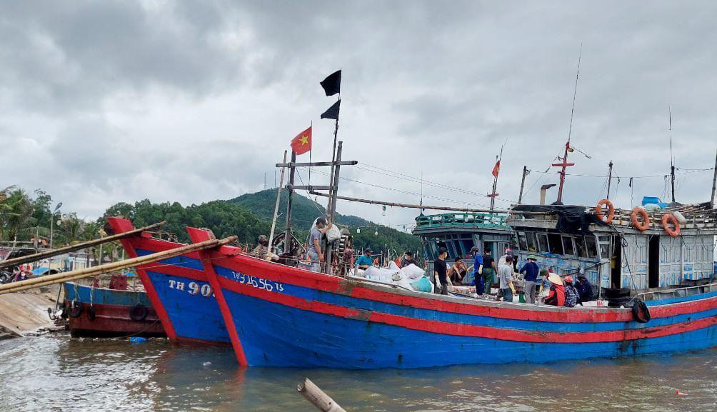 Gấp rút lên phương án bảo vệ tàu thuyền, di dời dân, xả tràn hồ chứa... để ứng phó bão