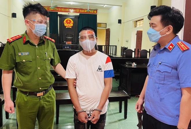 Xét xử đối tượng vượt chốt kiểm soát, chống người thi hành công vụ