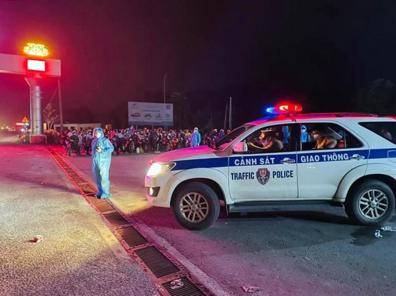 CSGT Thanh Hoá dẫn đường hơn 100km cho đoàn người từ phía nam về quê