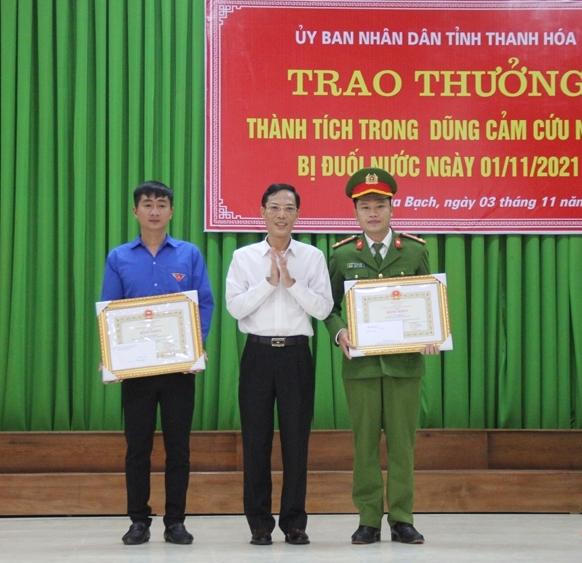 Thanh Hoá: Tặng bằng khen cho 2 cán bộ cứu sống cháu bé bị đuối nước